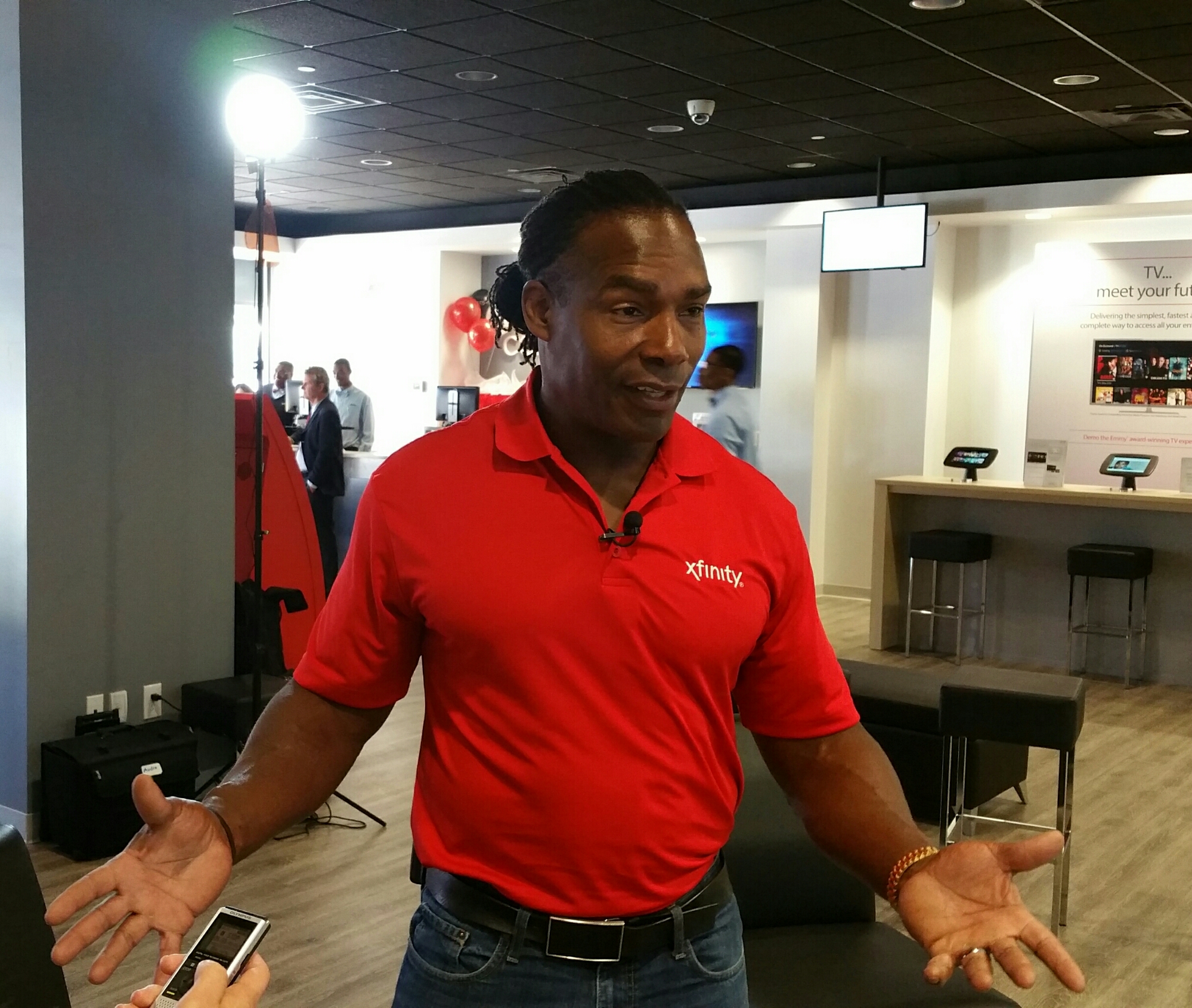 Jessie Tuggle meets fans at new Xfinity store in Atlanta